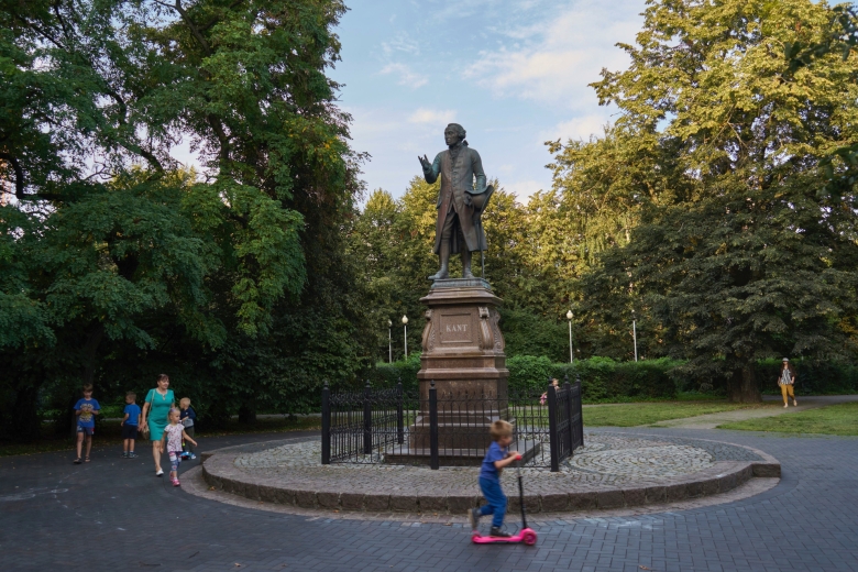 Erinnert an den größten Sohn der Stadt: Die Kant-Statue in Königsberg von Christian Daniel Rauch, 1864 geschaffen, in Folge des Zweiten Weltkriegs verloren und zu Beginn 1990er Jahre auf Initiative Marion Gräfin Dönhoffs zurückgekehrt